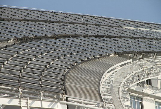 worlds-largest-solar-powered-office-building1