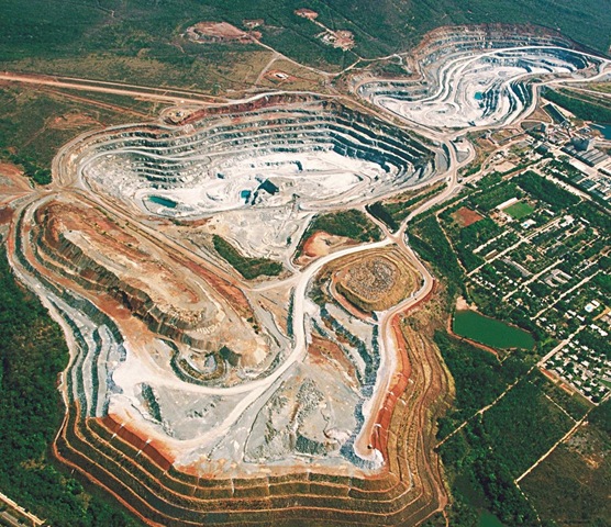 SAMA - Mineração de Amianto em Minaçu/GO.