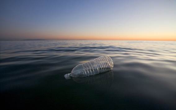 Plástico na água
